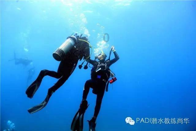 成都一袭汉服课堂科技有限责任公司:汉服布料及刺绣工艺介绍